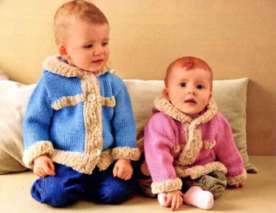 Вязаное спицами пальто детское